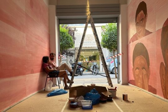 Ο εικαστικός Αλέξανδρος Σιμόπουλος (στο βάθος) κατά τη διαδικασία παραγωγής του έργου στη Δημοτική Αγορά Κυψέλης